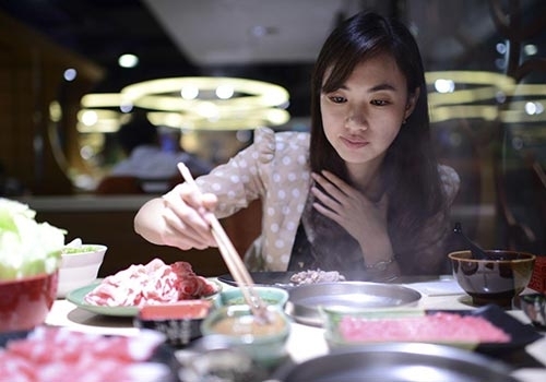 Nên để bụng đói hay ăn no trước khi đi ngủ?