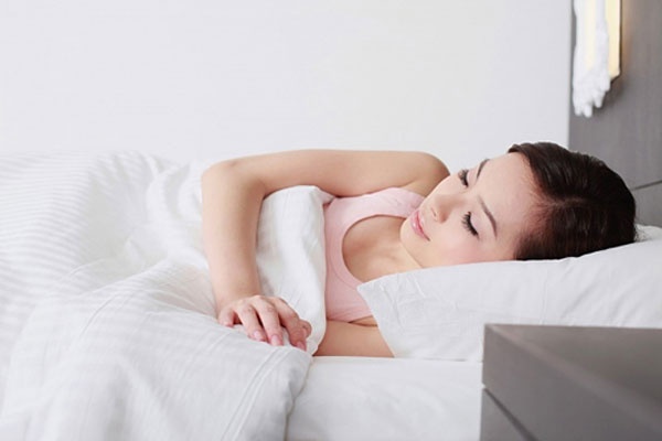 Tư thế nằm đúng nhất cho mẹ bầu trong từng giai đoạn mang thai