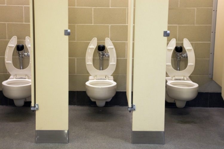 Vì sao ghế ngồi bồn cầu toilet công cộng lại có hình chữ U?
