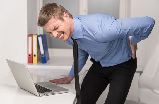 Đau lưng không cúi được nguy hiểm không?