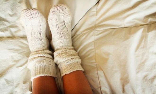 Bạn có nên đi tất khi ngủ?