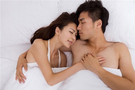 gối lên tay chồng gối lên tay chồng