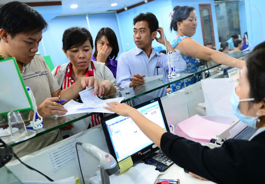 Nhân viên y tế phải cúi chào người bệnh: Dân đâu có cần?