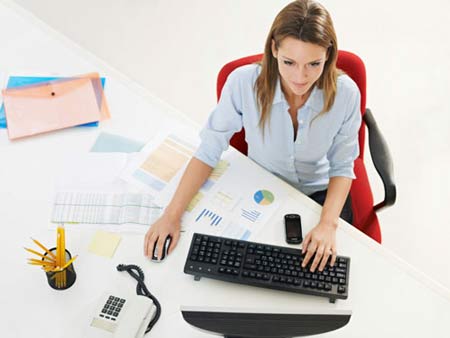 Ngồi làm việc văn phòng Ngồi làm việc văn phòng