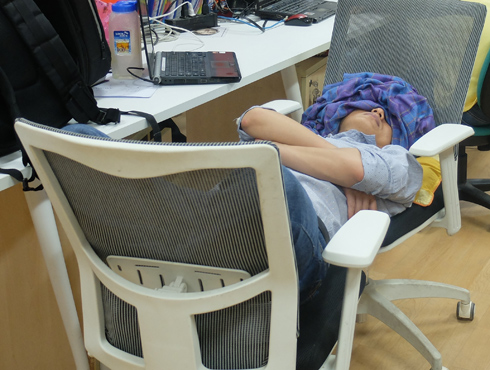 ngủ trưa trên ghế