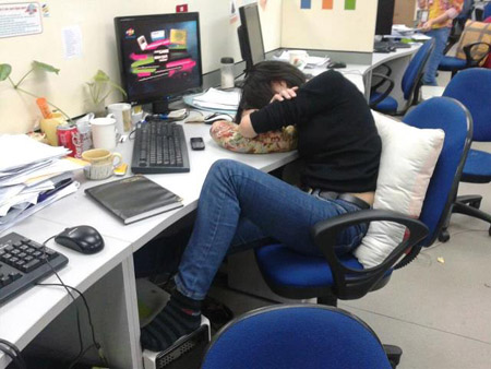 Ngủ gục trên bàn Ngủ gục trên bàn