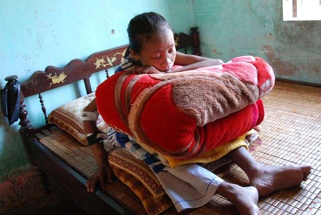 Cô gái 10 năm ôm gối ngủ ngồi