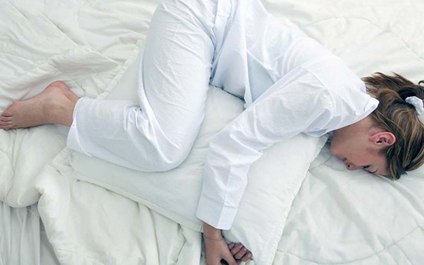 ngủ ôm gối ngủ ôm gối