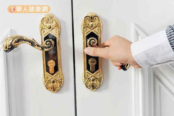 Tại sao bạn có cảm giác bị điện giật khi chạm vào đồ vật mà người khác thì không?