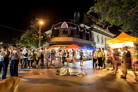 ngủ giữa đông người ngủ giữa đông người