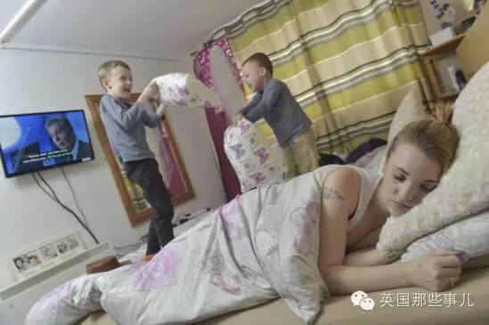 trẻ con đùa